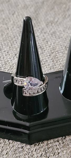 14K Rhinestone water drop ring (white Gold) Size. 7 or 8