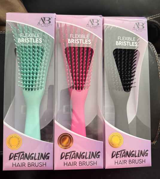 Flexible, detangling hairbrush 