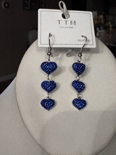 TTM WG Blue trio heart earrings 